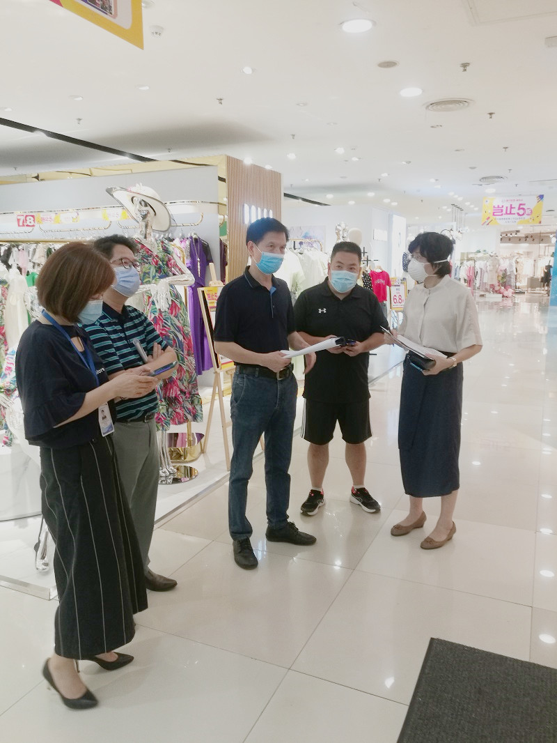 南寧百貨黨委副書記胡盛品在朝陽(yáng)店檢查現(xiàn)場(chǎng)設(shè)施設(shè)備情況_副本.jpg